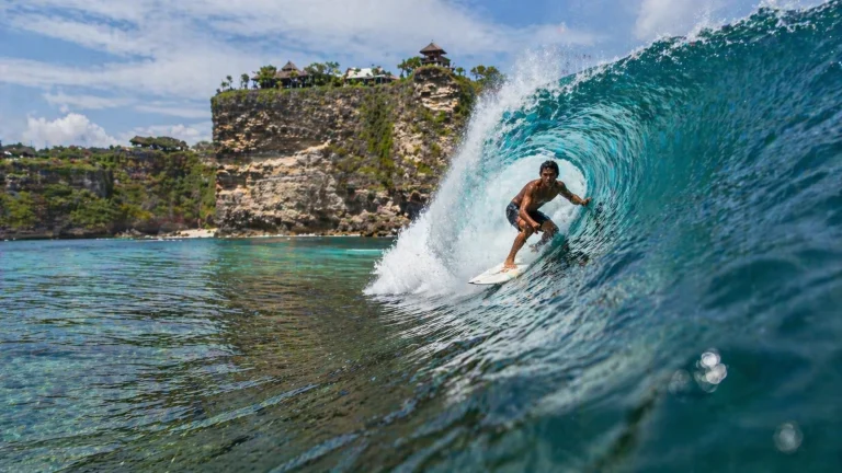 Surfer à Uluwatu